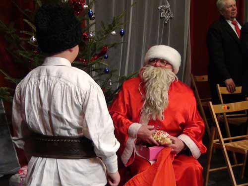 Foto Mos Craciun la Teatrul Municipal Baia Mare (c) eMaramures.ro
